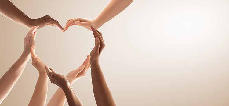 Kädet muodostavat sydämen