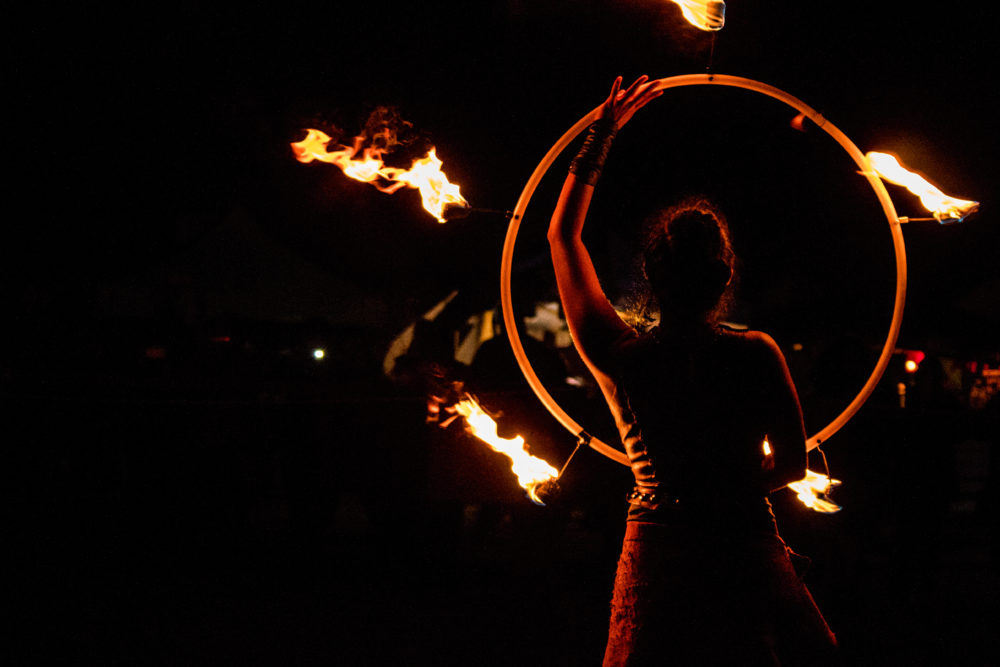 tuli ja valoshow, pimeä ja tuli